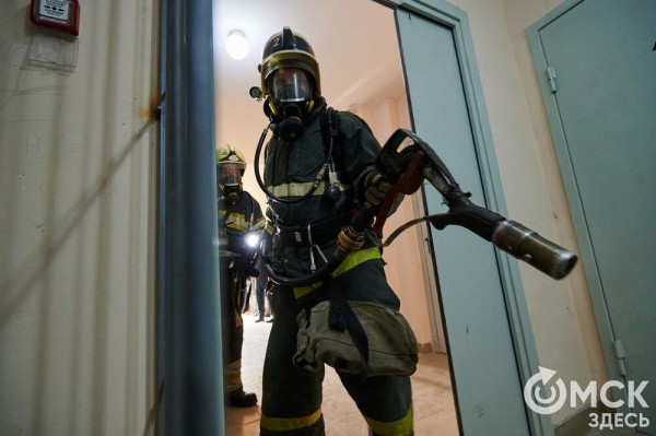 Пробежать 22 этажа с пожарными: как экстремально провести утро в Омске  
