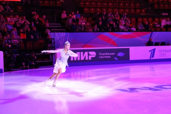 
									«Красная» арена и «короткий» лед: как прошел первый день гран-при в Омске? 