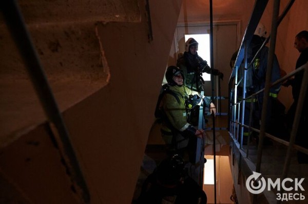 Пробежать 22 этажа с пожарными: как экстремально провести утро в Омске  