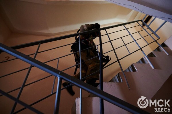 Пробежать 22 этажа с пожарными: как экстремально провести утро в Омске  