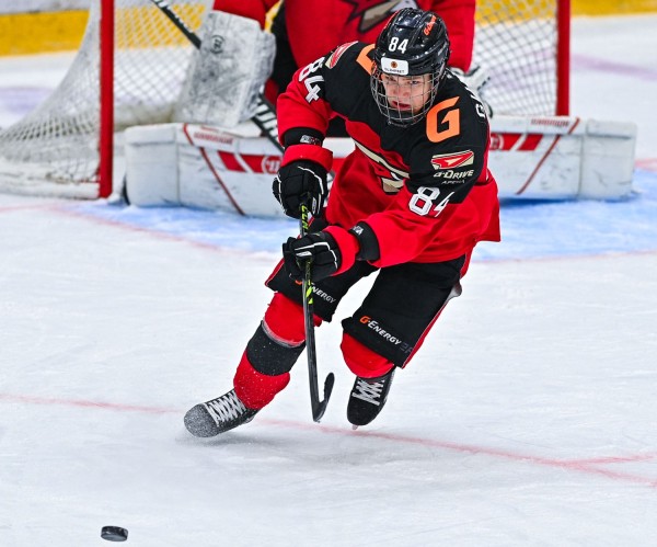 
									«Авангард» продлил контракт с защитником Гуляевым на 3 года  