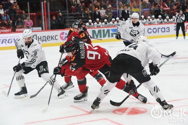 Разгром на глазах болельщиков: "Трактор" с новым тренером "переехал" усталых "ястребов"