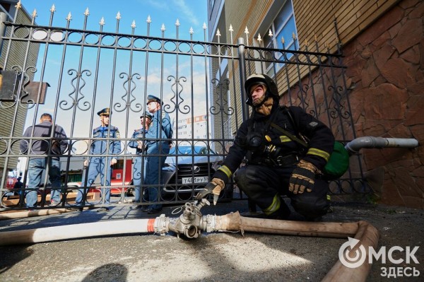Пробежать 22 этажа с пожарными: как экстремально провести утро в Омске  