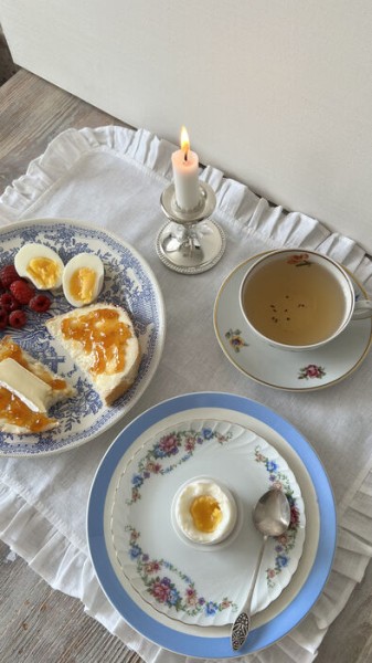 "Много сокровищ спрятано в сервантах и на дачах". Интервью с владелицей винтажной лавки