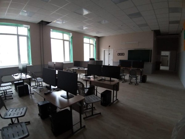 
									В строящуюся в Чкаловском поселке школу начали завозить мебель 