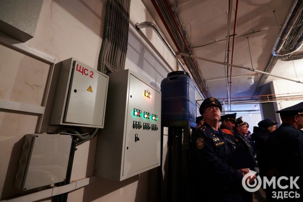 Пробежать 22 этажа с пожарными: как экстремально провести утро в Омске  