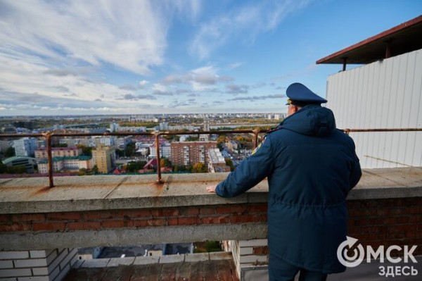 Пробежать 22 этажа с пожарными: как экстремально провести утро в Омске  