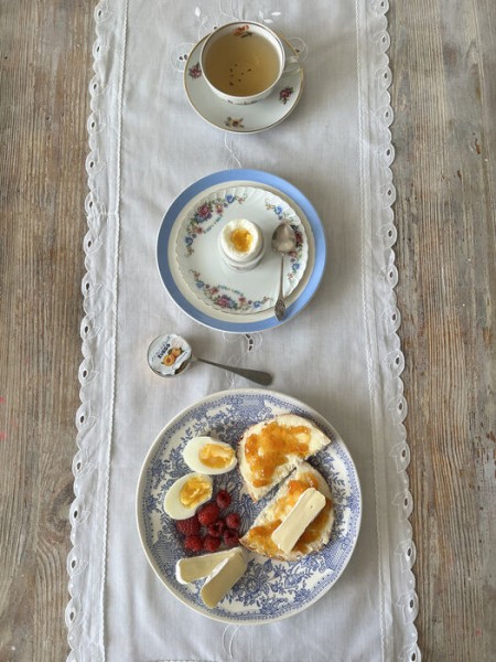 "Много сокровищ спрятано в сервантах и на дачах". Интервью с владелицей винтажной лавки