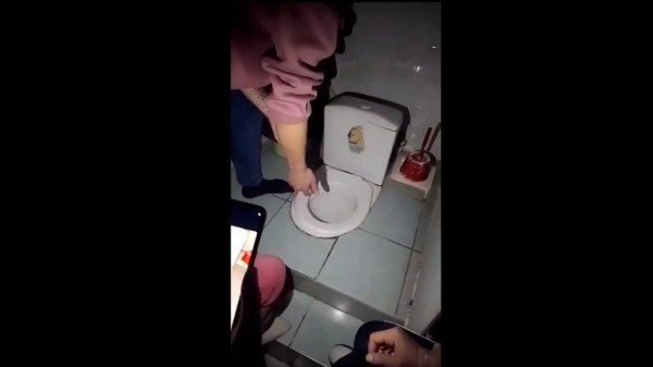 Дедовщина в детском доме Омской области: заставляют голыми руками мыть унитазы, угрожают и избивают Дедовщина в детском доме Омской области: заставляют голыми руками мыть унитазы, угрожают и избивают