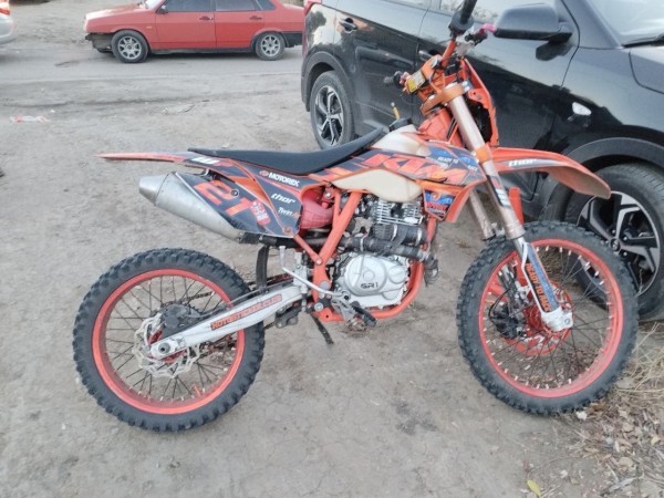 
									В Омске иномарка врезалась в мотоцикл, на котором ехали подростки 