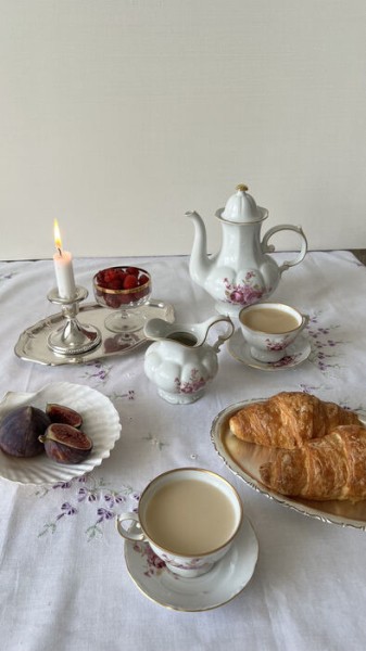 "Много сокровищ спрятано в сервантах и на дачах". Интервью с владелицей винтажной лавки