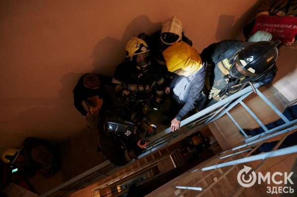 Пробежать 22 этажа с пожарными: как экстремально провести утро в Омске  