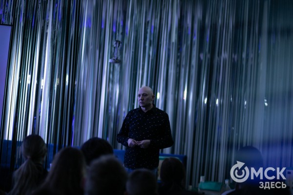 "Неважно, какой театр - традиционный или новаторский. Дрянь есть всюду". Критик Глеб Ситковский о современных постановках