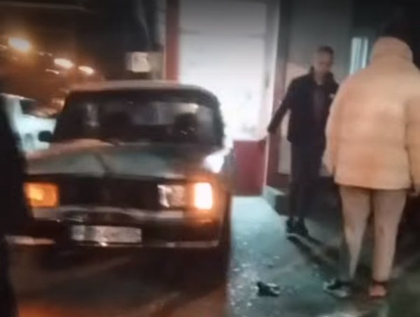 
									Молодой омич «дрифтил» и врезался в остановку, где стояла толпа людей 