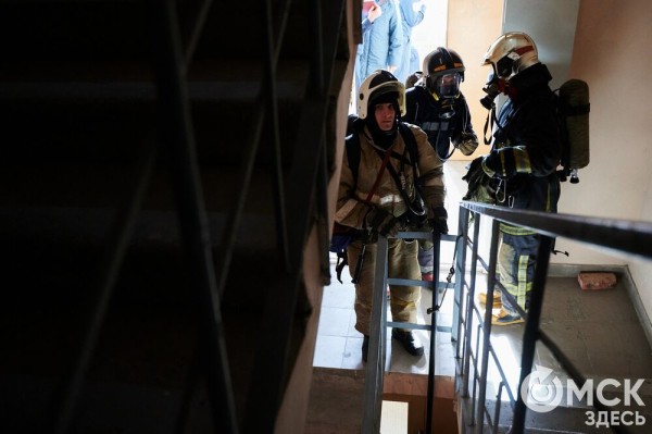 Пробежать 22 этажа с пожарными: как экстремально провести утро в Омске  