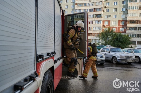 Пробежать 22 этажа с пожарными: как экстремально провести утро в Омске  