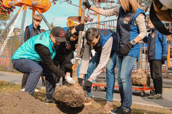 
									&laquo;Новые люди&raquo; высадили яблоневую аллею на Зеленом острове 