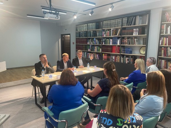 Илья СМИРНОВ: «На селе надо строить жилье для молодых»
Илья СМИРНОВ: «На селе надо строить жилье для молодых»