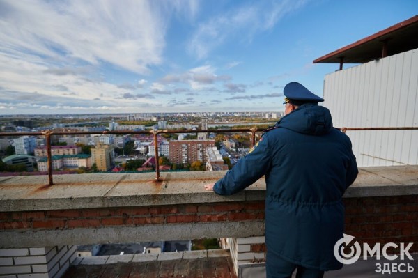 Пробежать 22 этажа с пожарными: как экстремально провести утро в Омске  