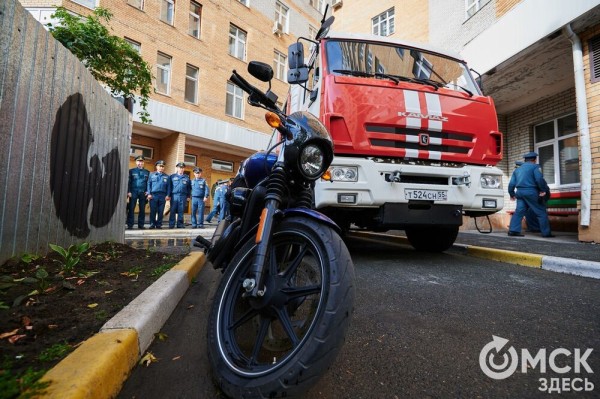 Пробежать 22 этажа с пожарными: как экстремально провести утро в Омске  