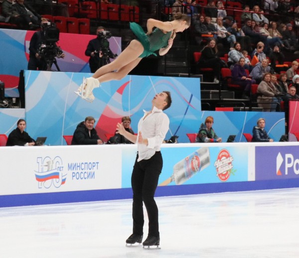 
									«Красная» арена и «короткий» лед: как прошел первый день гран-при в Омске? 