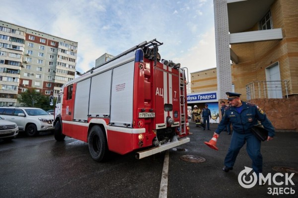 Пробежать 22 этажа с пожарными: как экстремально провести утро в Омске  