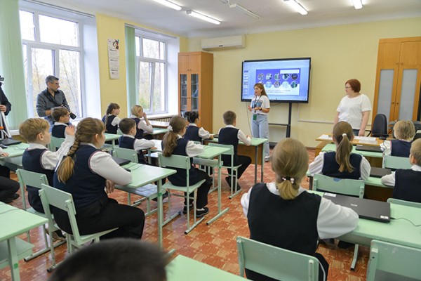 
									Омские пятиклассники сгенерировали котенка на Луне 