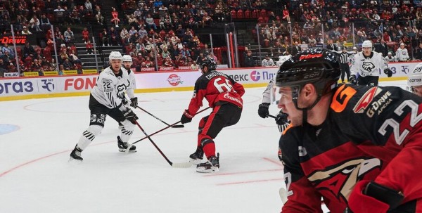 Разгром на глазах болельщиков: "Трактор" с новым тренером "переехал" усталых "ястребов"