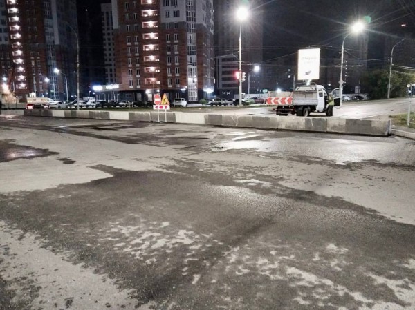 
									 В Омске перегородили блоками бульвар Архитекторов: как поедут автобусы?  