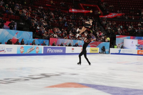 
									«Красная» арена и «короткий» лед: как прошел первый день гран-при в Омске? 