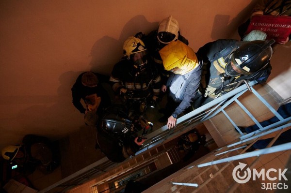 Пробежать 22 этажа с пожарными: как экстремально провести утро в Омске  