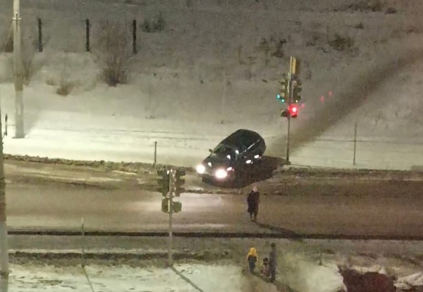 
									После перекрытия бульвара Архитекторов омичи начали ездить на машинах по тротуарам 