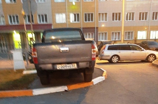 Омич припарковался на тротуаре и навлек на себя штраф
Омич припарковался на тротуаре и навлек на себя штраф