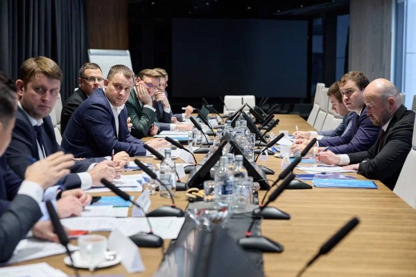 
									Хоценко и Бруссер обсудили финансирование Северного обхода Омска 