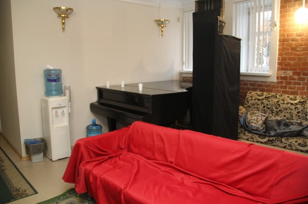 
									Закулисье Омской драмы: трюм сцены, актерские приметы и кирпич Достоевского 