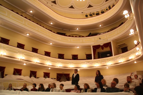 
									Закулисье Омской драмы: трюм сцены, актерские приметы и кирпич Достоевского 