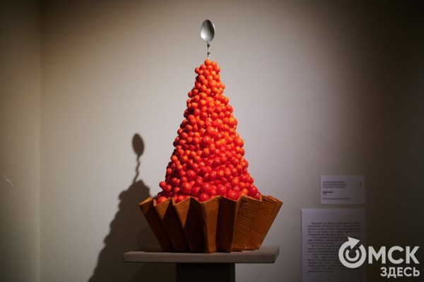 Оливье, футбол и винил. В Омске открылась выставка авторской ёлки "ПодЕЛЬники-5"