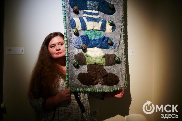 Оливье, футбол и винил. В Омске открылась выставка авторской ёлки "ПодЕЛЬники-5"