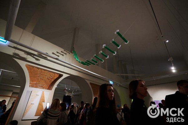 Оливье, футбол и винил. В Омске открылась выставка авторской ёлки "ПодЕЛЬники-5"