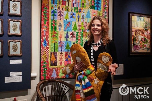 Оливье, футбол и винил. В Омске открылась выставка авторской ёлки "ПодЕЛЬники-5"