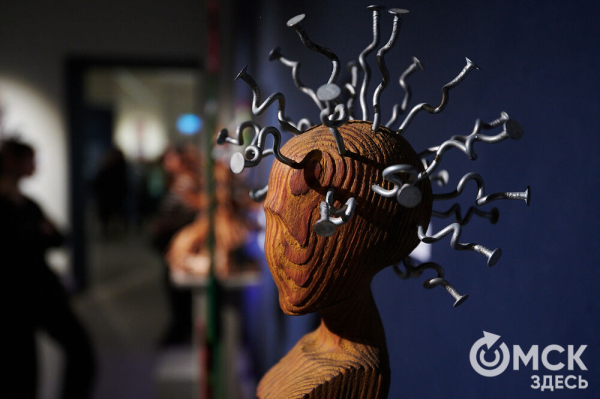 Оливье, футбол и винил. В Омске открылась выставка авторской ёлки "ПодЕЛЬники-5"