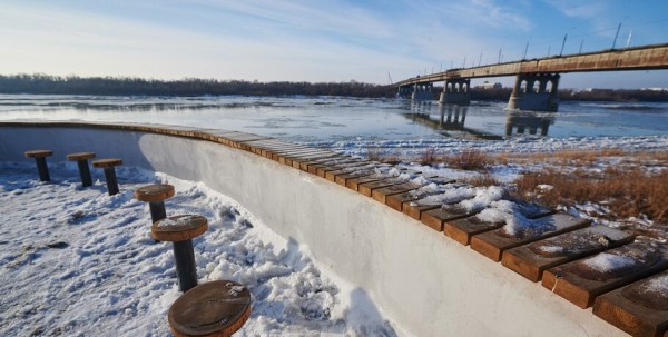 Идея для экстремалов: сморим ледостав на Иртыше за новой барной стойкой прямо на улице