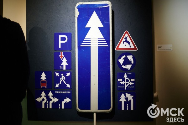 Оливье, футбол и винил. В Омске открылась выставка авторской ёлки "ПодЕЛЬники-5"