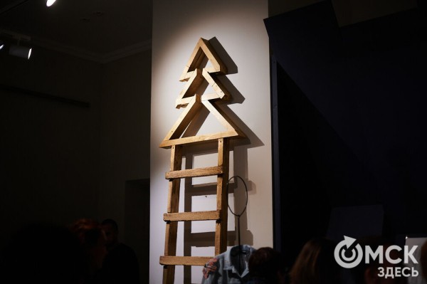 Оливье, футбол и винил. В Омске открылась выставка авторской ёлки "ПодЕЛЬники-5"