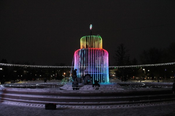 
									В Омске продолжают украшать фонтаны к Новому году 