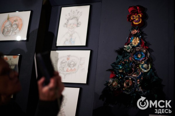 Оливье, футбол и винил. В Омске открылась выставка авторской ёлки "ПодЕЛЬники-5"