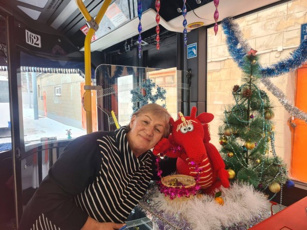 Милота на маршруте: как Снегурочка и дракон создают новогодний вайб в трамвае