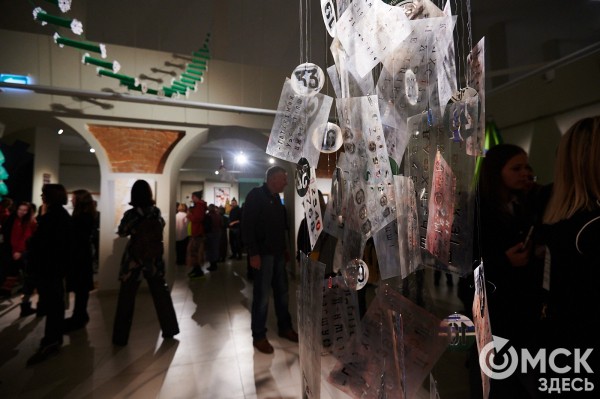 Оливье, футбол и винил. В Омске открылась выставка авторской ёлки "ПодЕЛЬники-5"