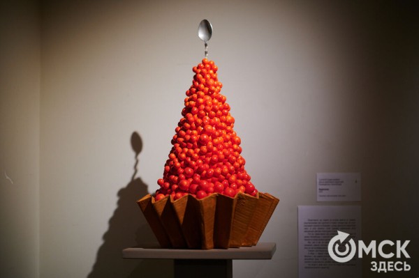 Оливье, футбол и винил. В Омске открылась выставка авторской ёлки "ПодЕЛЬники-5"