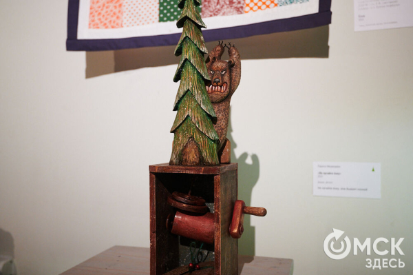 Оливье, футбол и винил. В Омске открылась выставка авторской ёлки "ПодЕЛЬники-5"